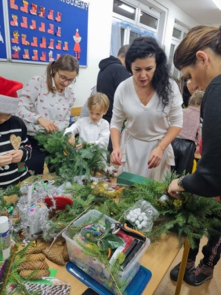 dzieci i rodzice robią stroiki