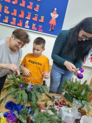 dzieci i rodzice robią stroiki