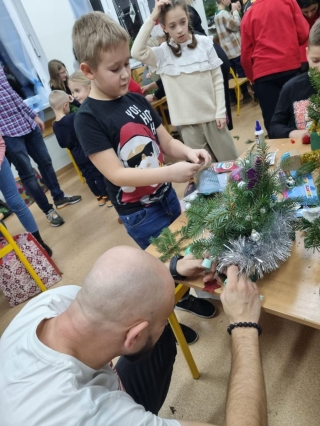 dzieci i rodzice robią stroiki