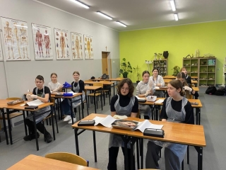 uczestnicy koła oczekują na zajęcia