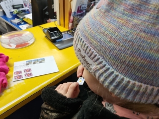 Dziecko kupuje znaczek