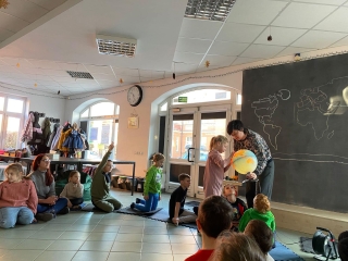 dzieci na zajęciach