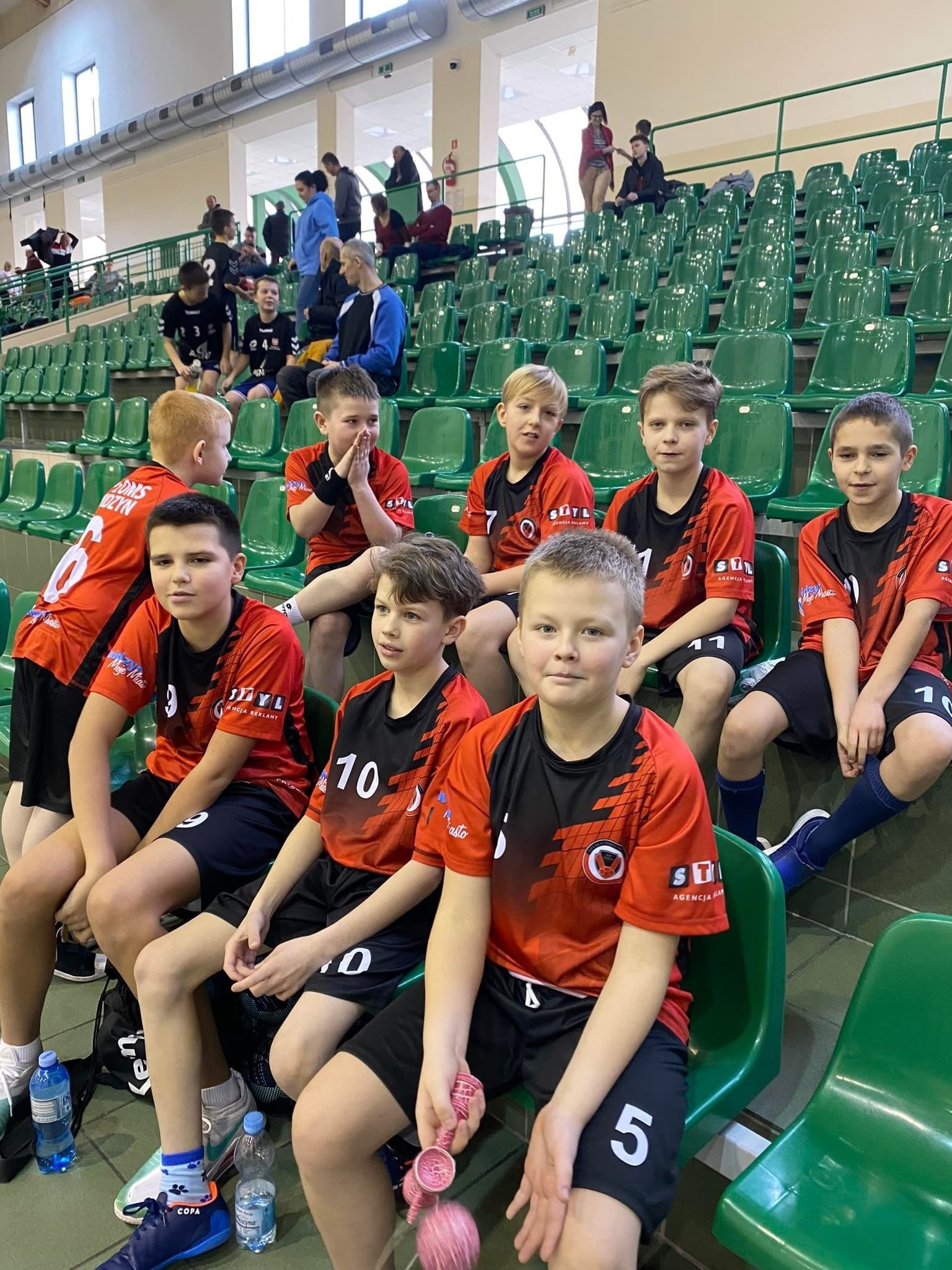 chłopcy na trybunach
