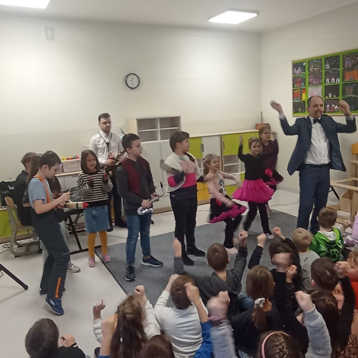 dzieci na zajęciach muzycznych