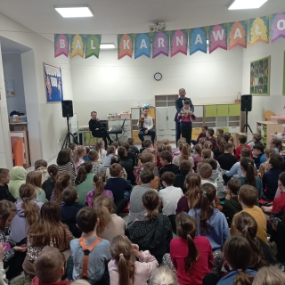 dzieci na zajęciach muzycznych