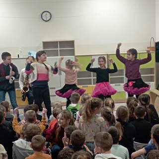 dzieci na zajęciach muzycznych