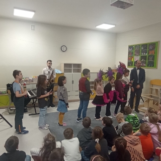 dzieci na zajęciach muzycznych