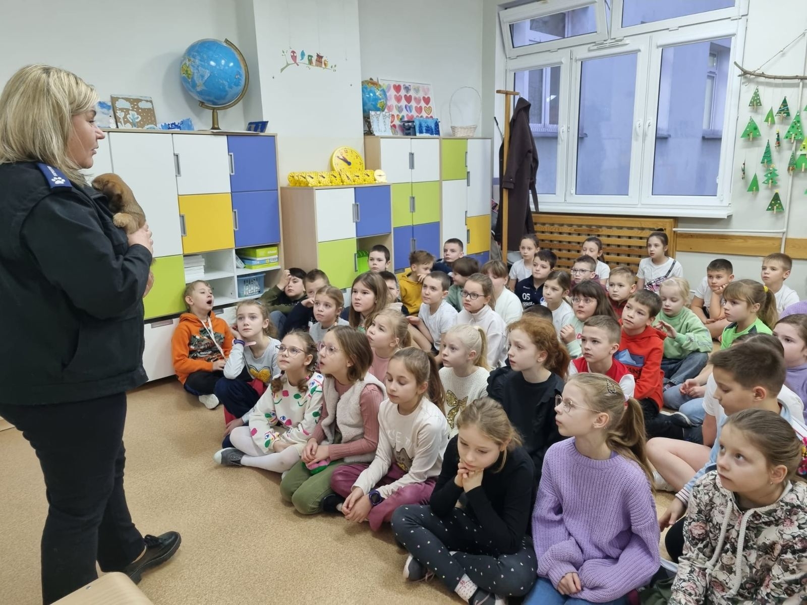 Dzieci z wolontariuszką