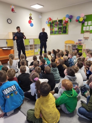 Dzieci z policjantami