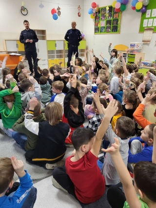 Dzieci z policjantami