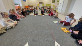 Dzieci siedzące na dywanie