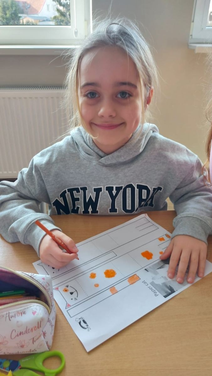 Dziecko z pracą techniczną