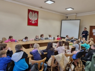 Dzieci z policjantem