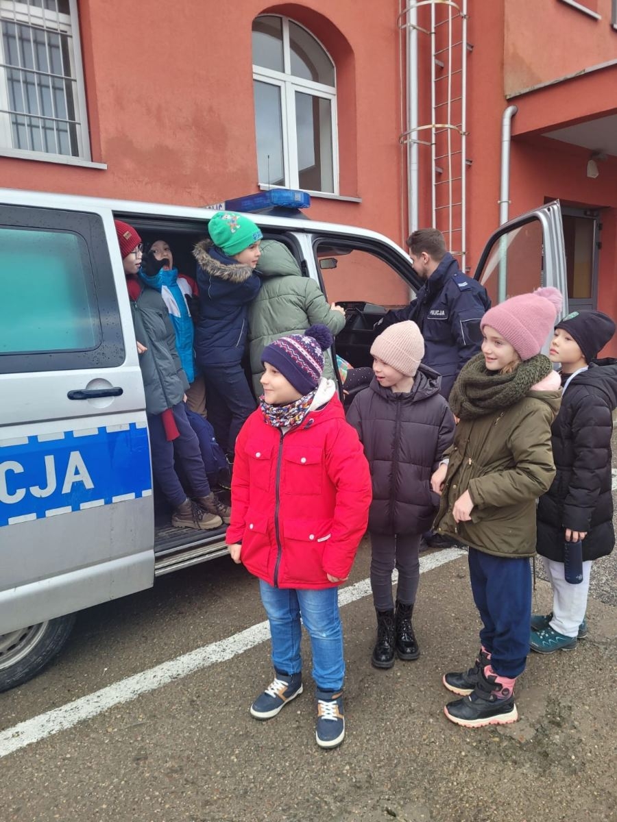 Dzieci z policjantem