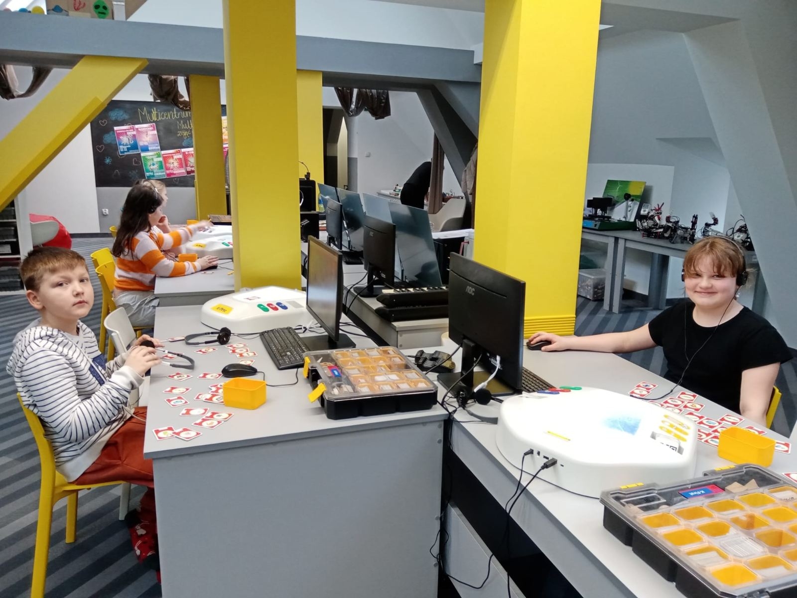 Dzieci przy komputerach