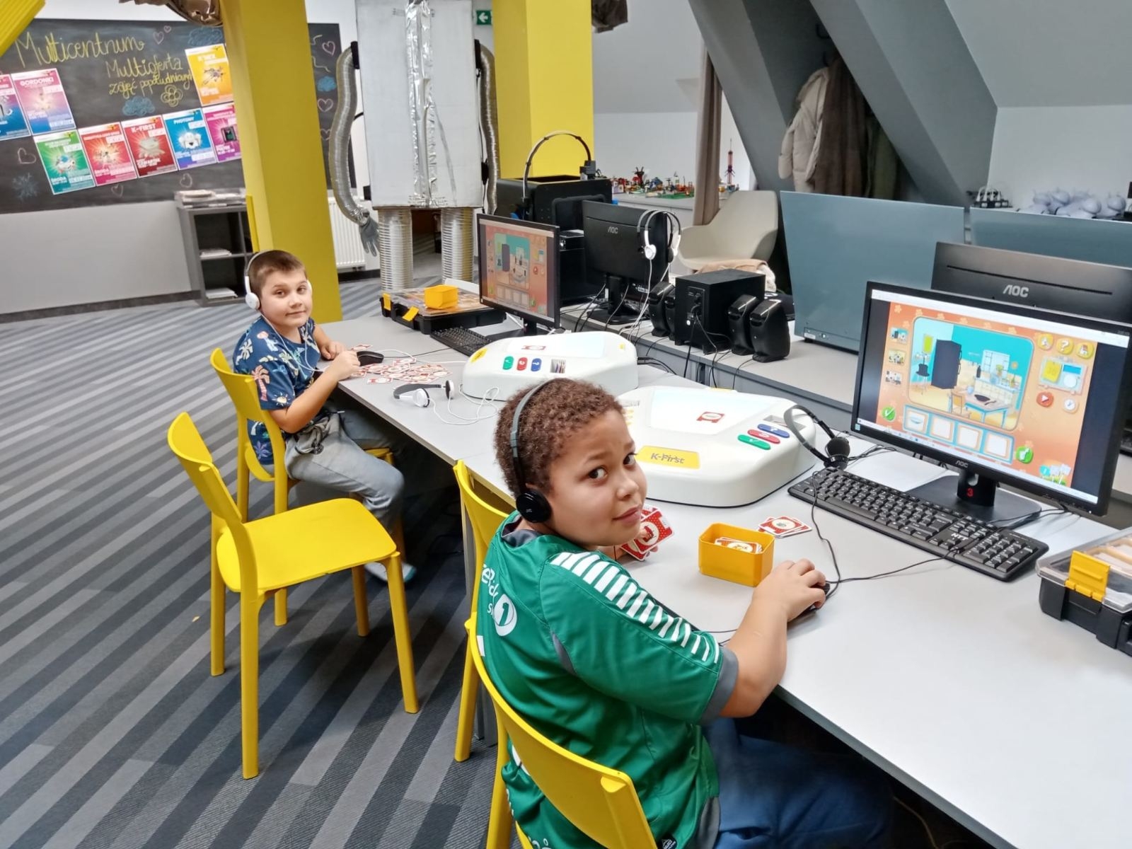 Dzieci przy komputerach