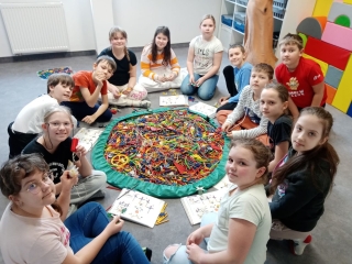 Dzieci przy klockach