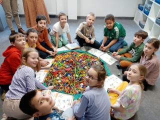 Dzieci przy klockach