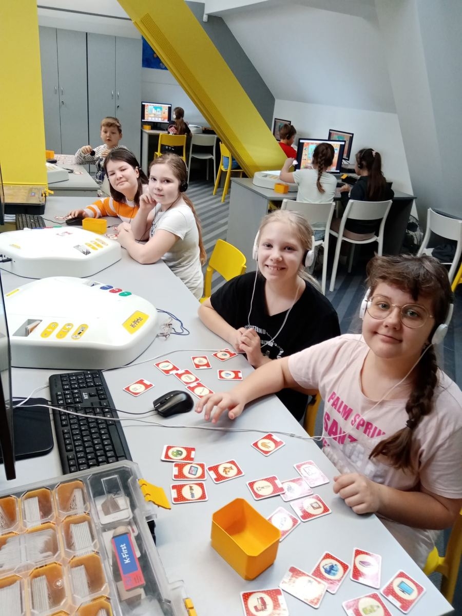 Dzieci przy komputerach