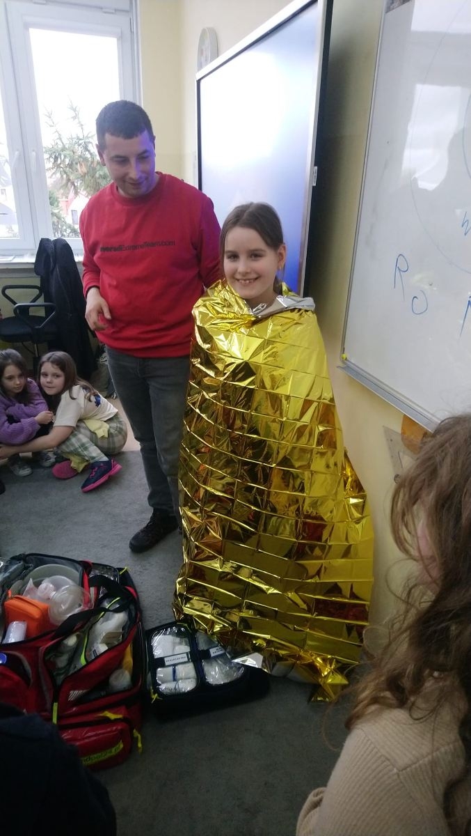 Dzieci podczas nauki pierwszej pomocy