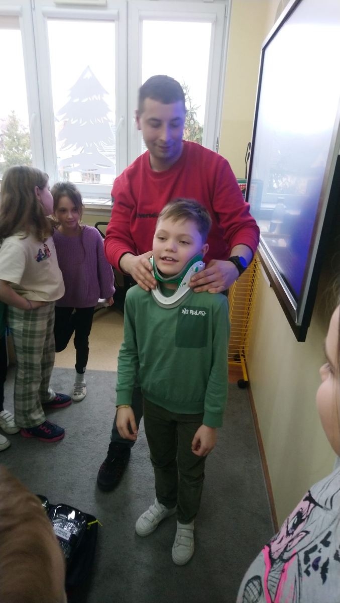 Dzieci podczas nauki pierwszej pomocy