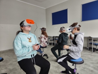 uczniowie kl.4 na kole testują okulary VR