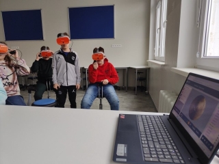 uczniowie kl.4 na kole testują okulary VR