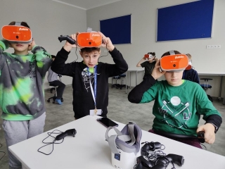 uczniowie kl.4 na kole testują okulary VR