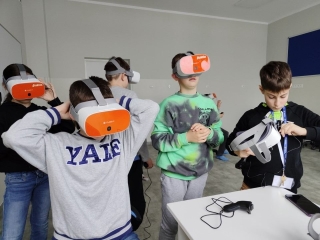 uczniowie kl.4 na kole testują okulary VR