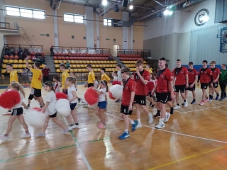 cheerleaderki odprowadzają zawodników