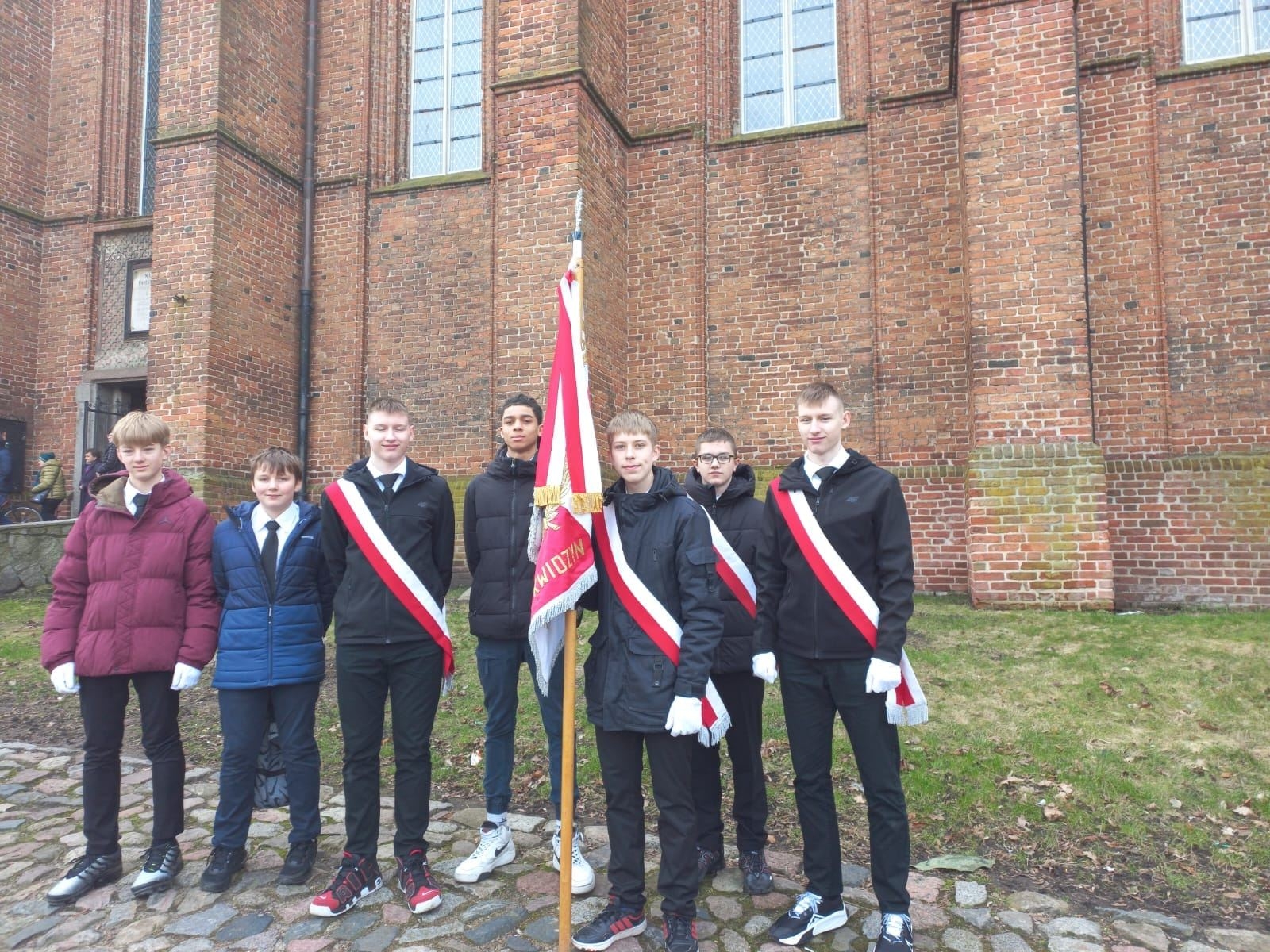 reprezentanci szkoły podczas obchodów Dnia Żołnierzy Wyklętych