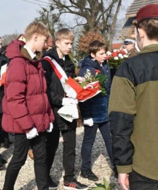 reprezentanci szkoły podczas obchodów Dnia Żołnierzy Wyklętych