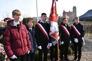 reprezentanci szkoły podczas obchodów Dnia Żołnierzy Wyklętych