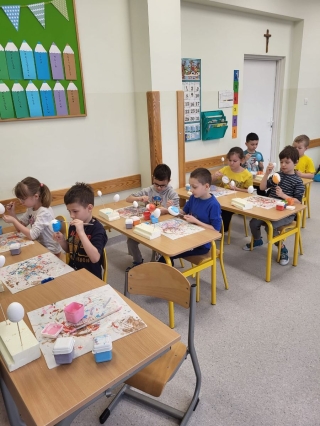 Dzieci robią stroiki