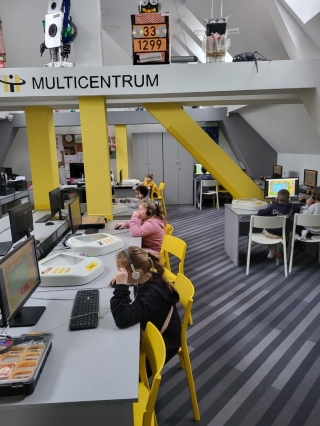 Dzieci przy komputerach