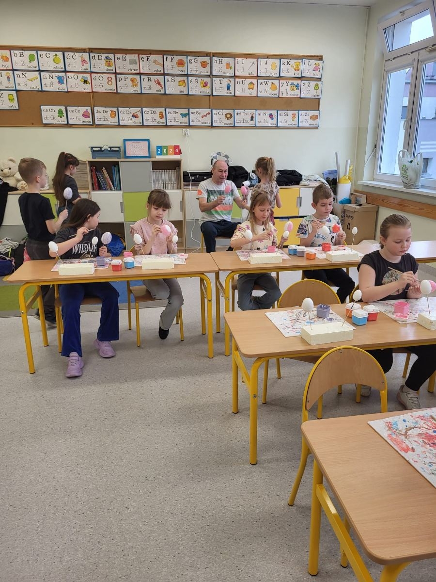 Dzieci robią stroiki