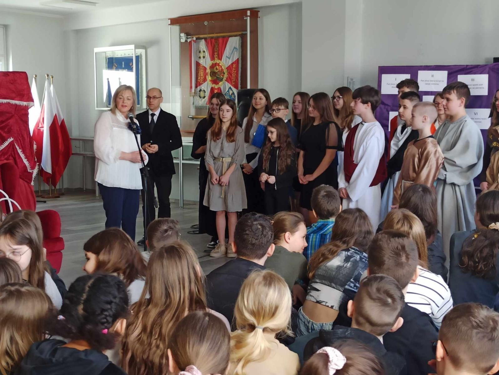 Pani Dyrektor dziękuję aktorom i składa życzenia