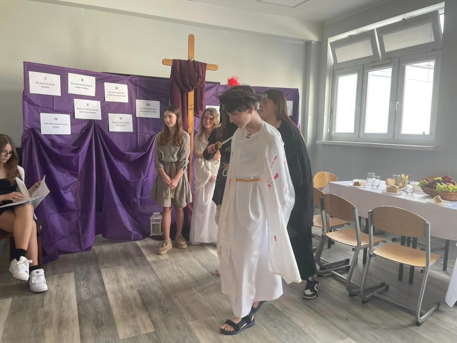 aktorzy z 6d przedstawiają Misterium Paschalne