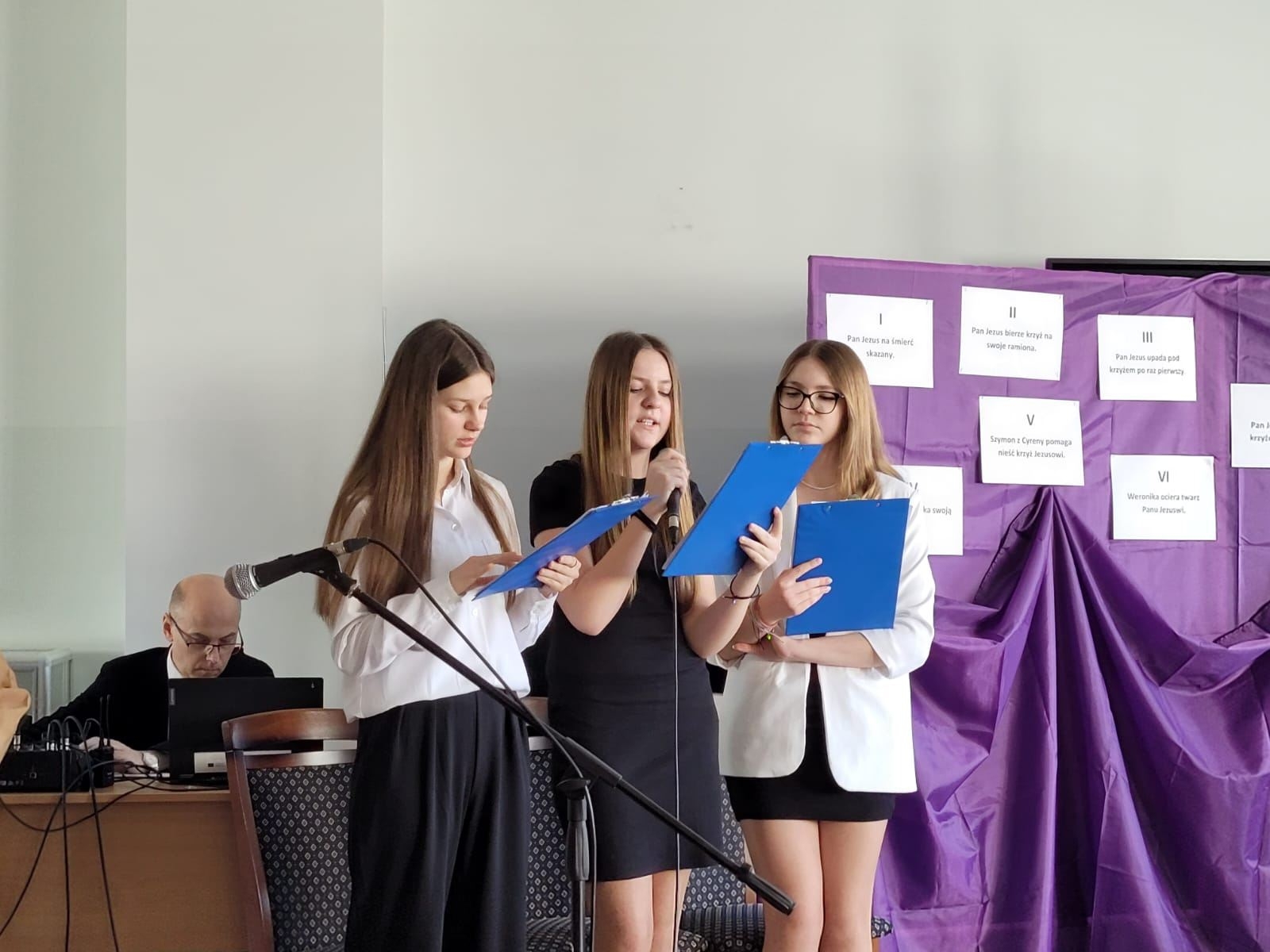 aktorzy z 6d przedstawiają Misterium Paschalne