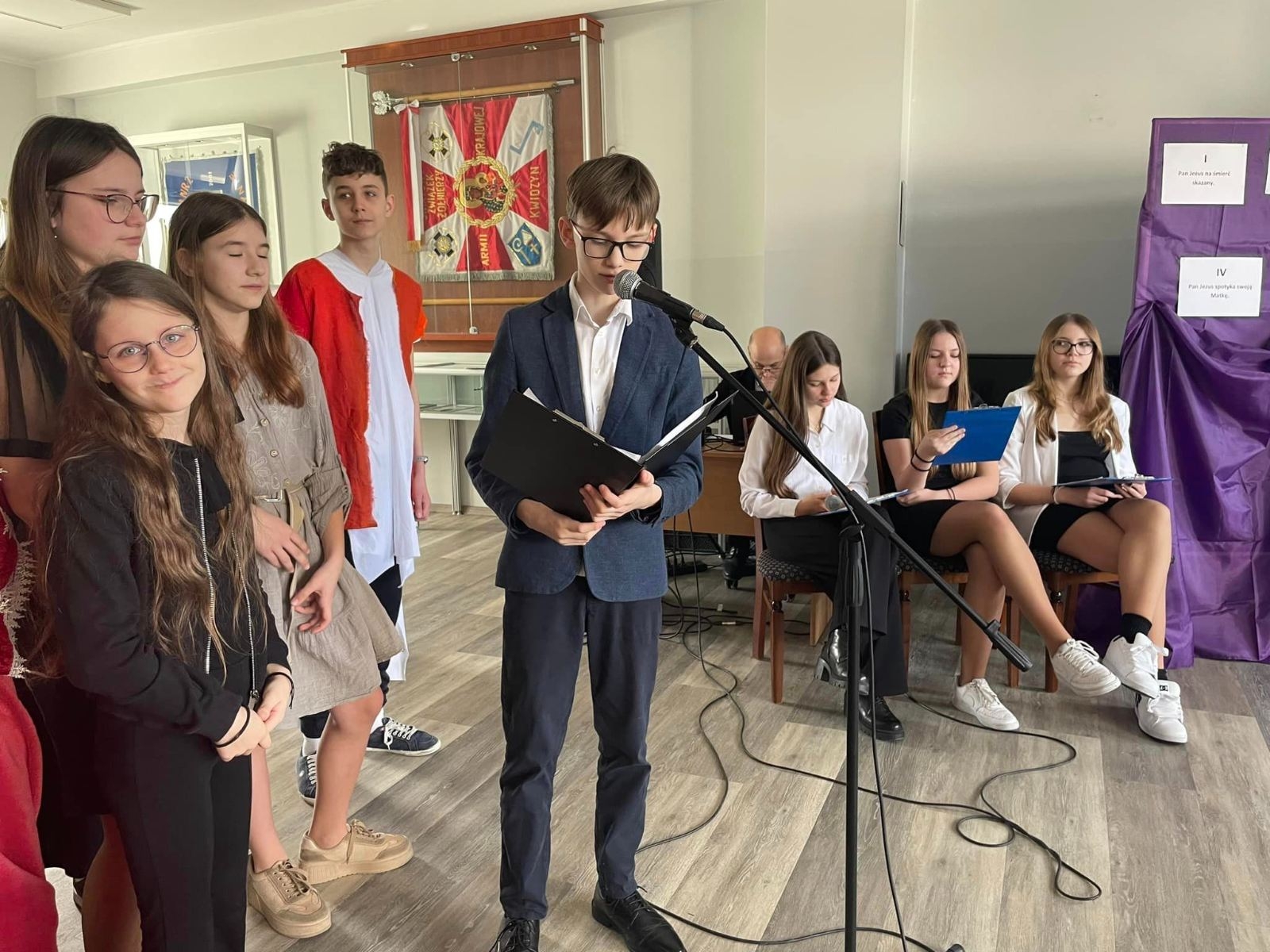 aktorzy z 6d przedstawiają Misterium Paschalne