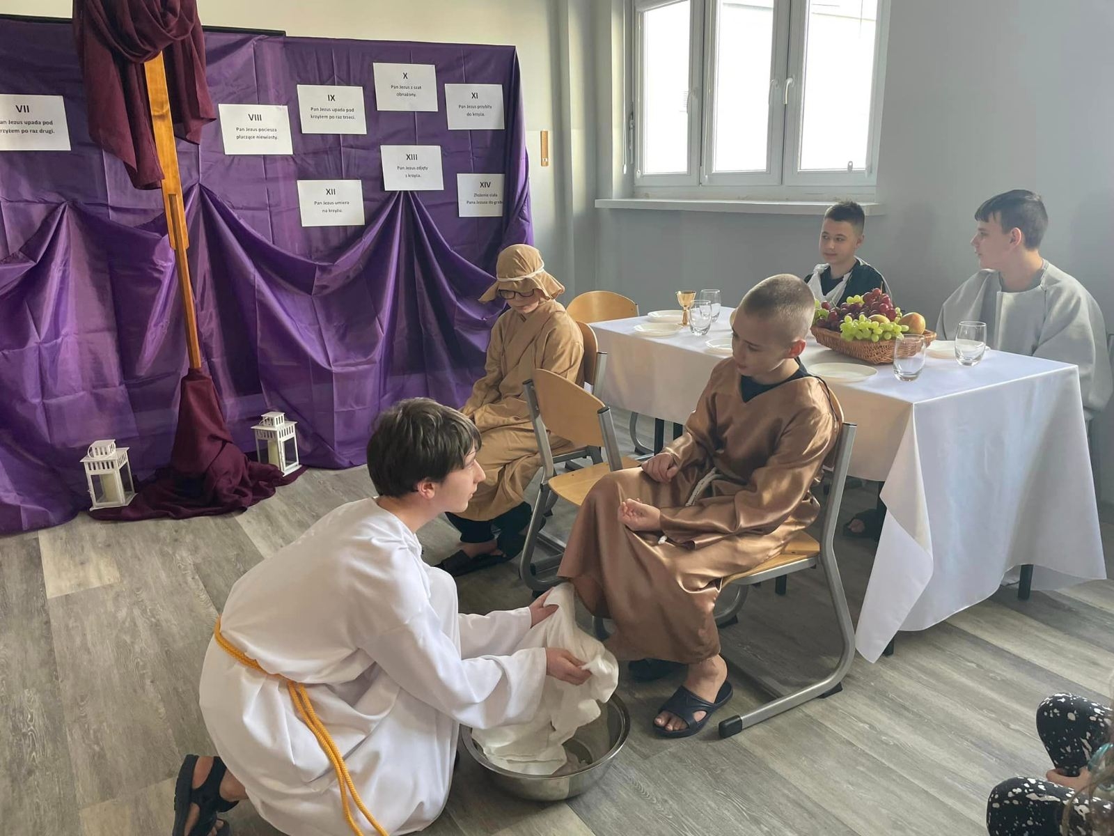 aktorzy z 6d przedstawiają Misterium Paschalne