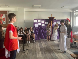 aktorzy z 6d przedstawiają Misterium Paschalne