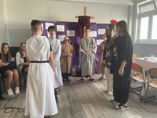 aktorzy z 6d przedstawiają Misterium Paschalne