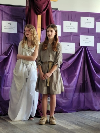 aktorzy z 6d przedstawiają Misterium Paschalne