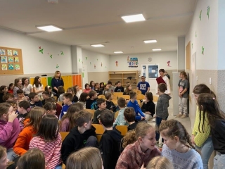 uczniowie na przedstawieniu