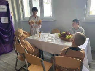 aktorzy z 6d przedstawiają Misterium Paschalne