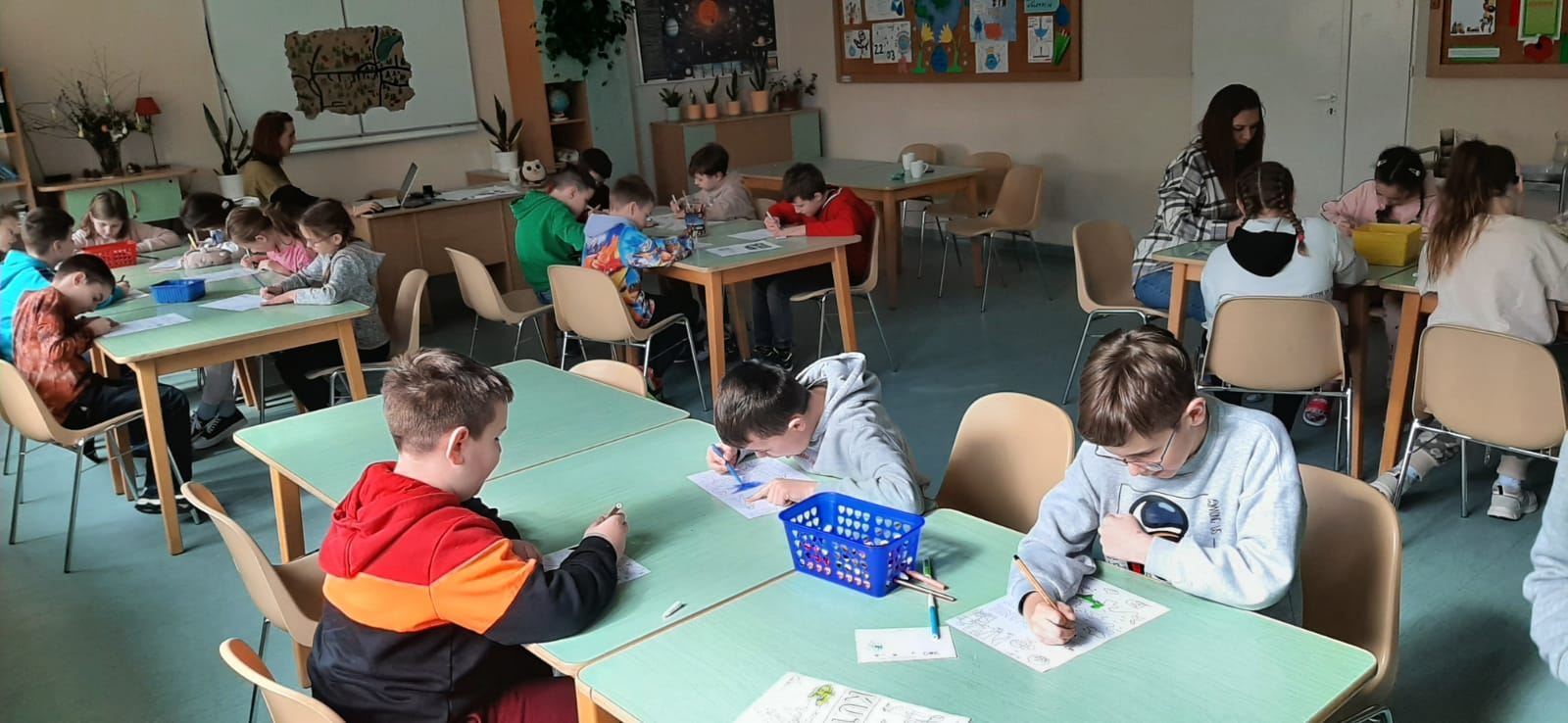 uczniowie na zielonej szkole