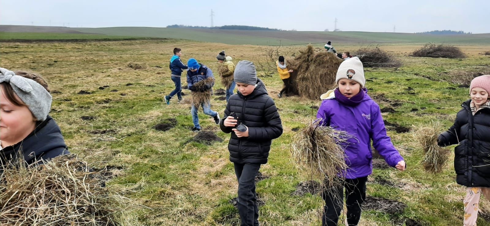 uczniowie na zielonej szkole