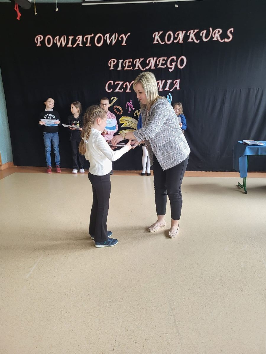 Dziecko odbiera dyplom