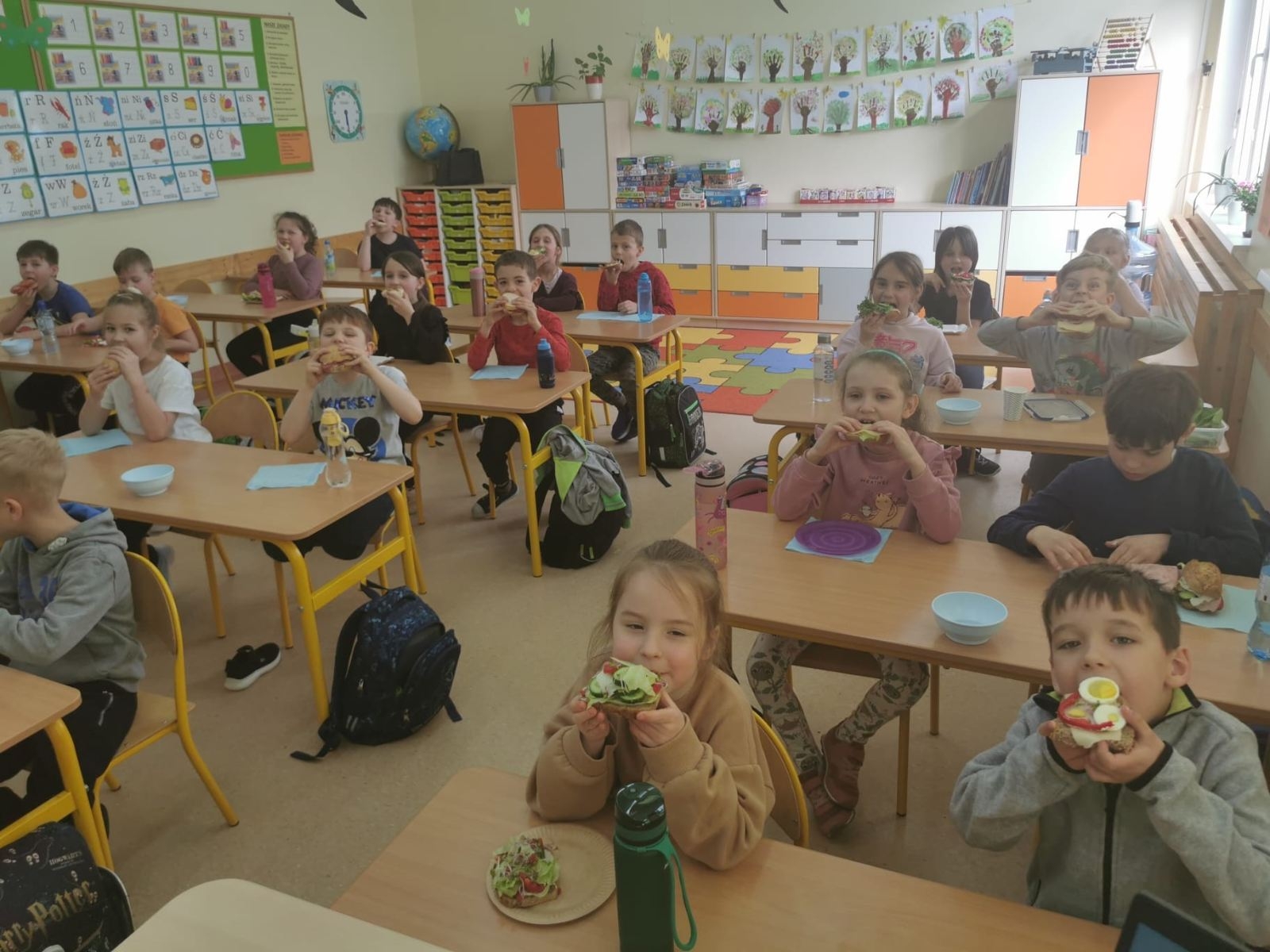 Dzieci robią kanapki